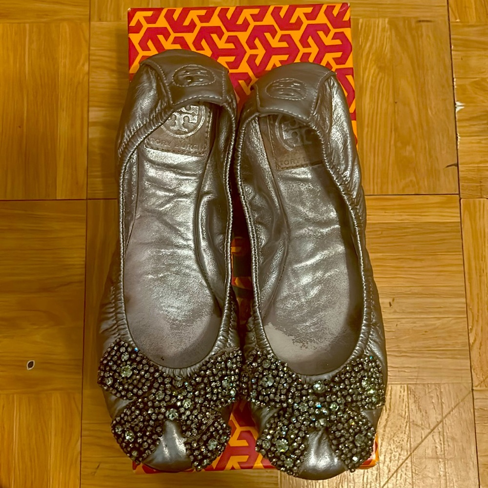 Tory Burch eddie with bow-metallic lamb
